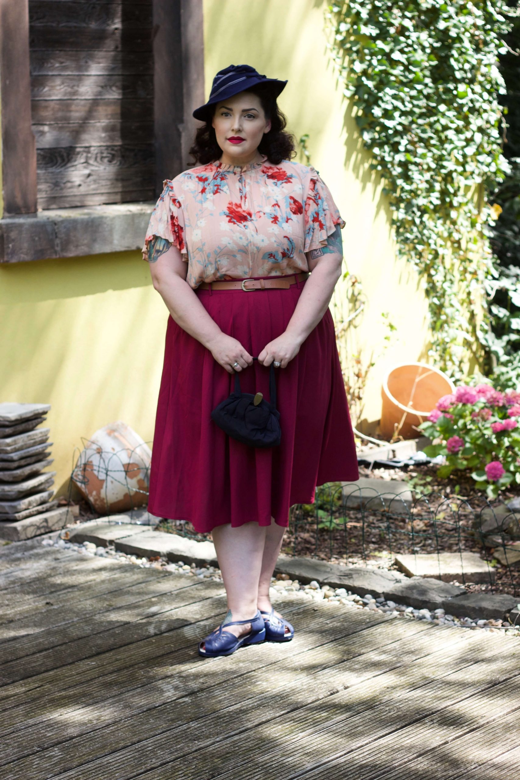 Achieving Authentic Styling with Reproduction Garments – The Vintage Woman